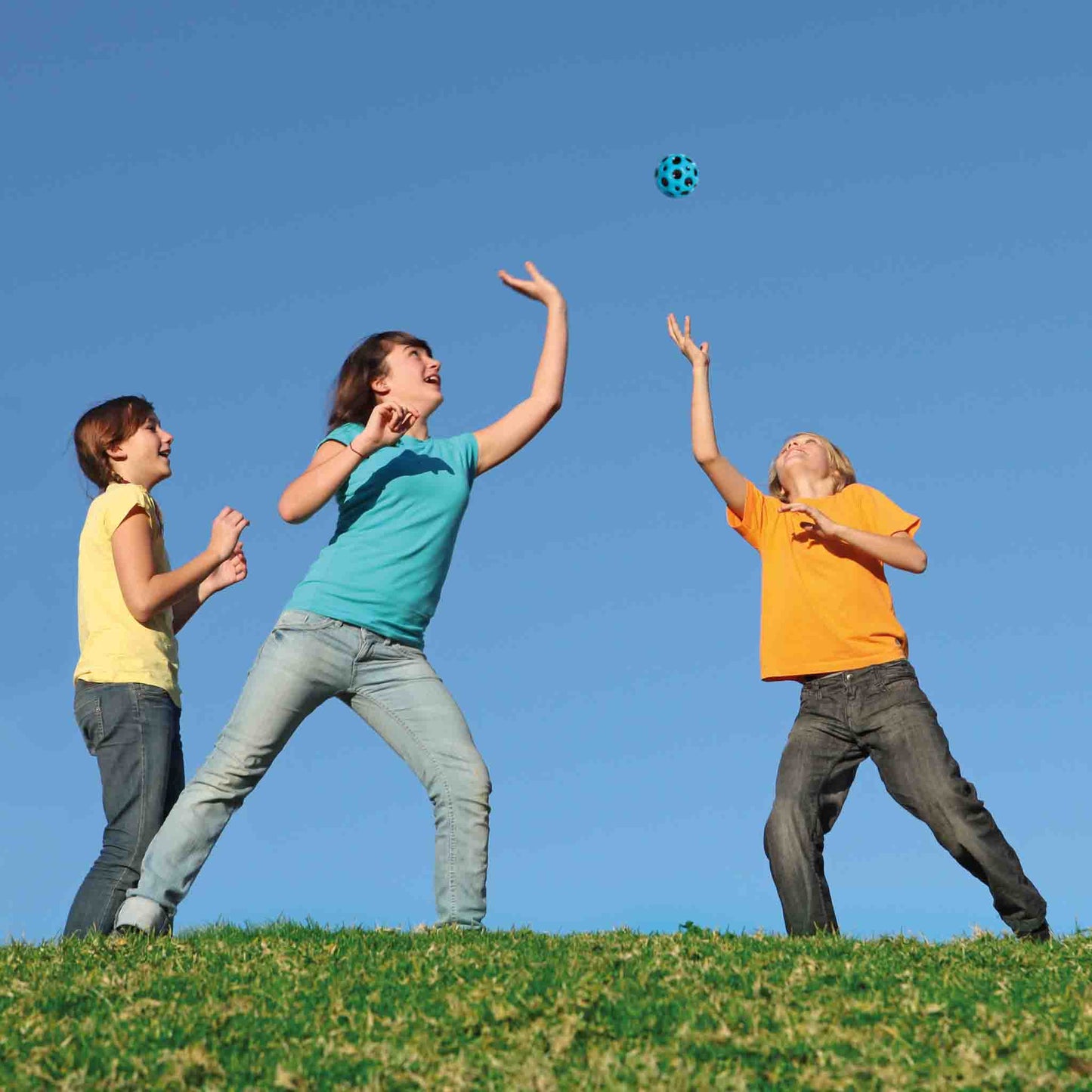 Kinder spielen mit dem Ball