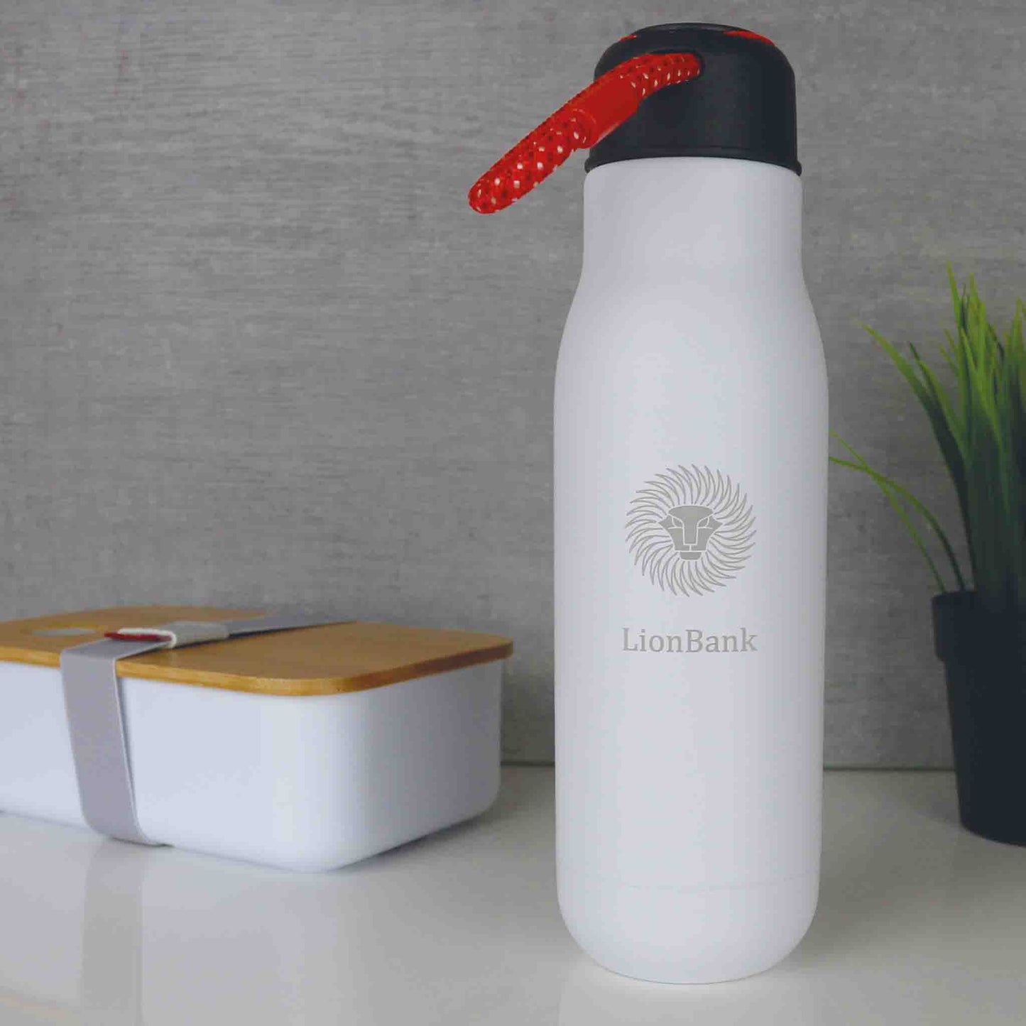 Isolierflasche auf einem Tisch