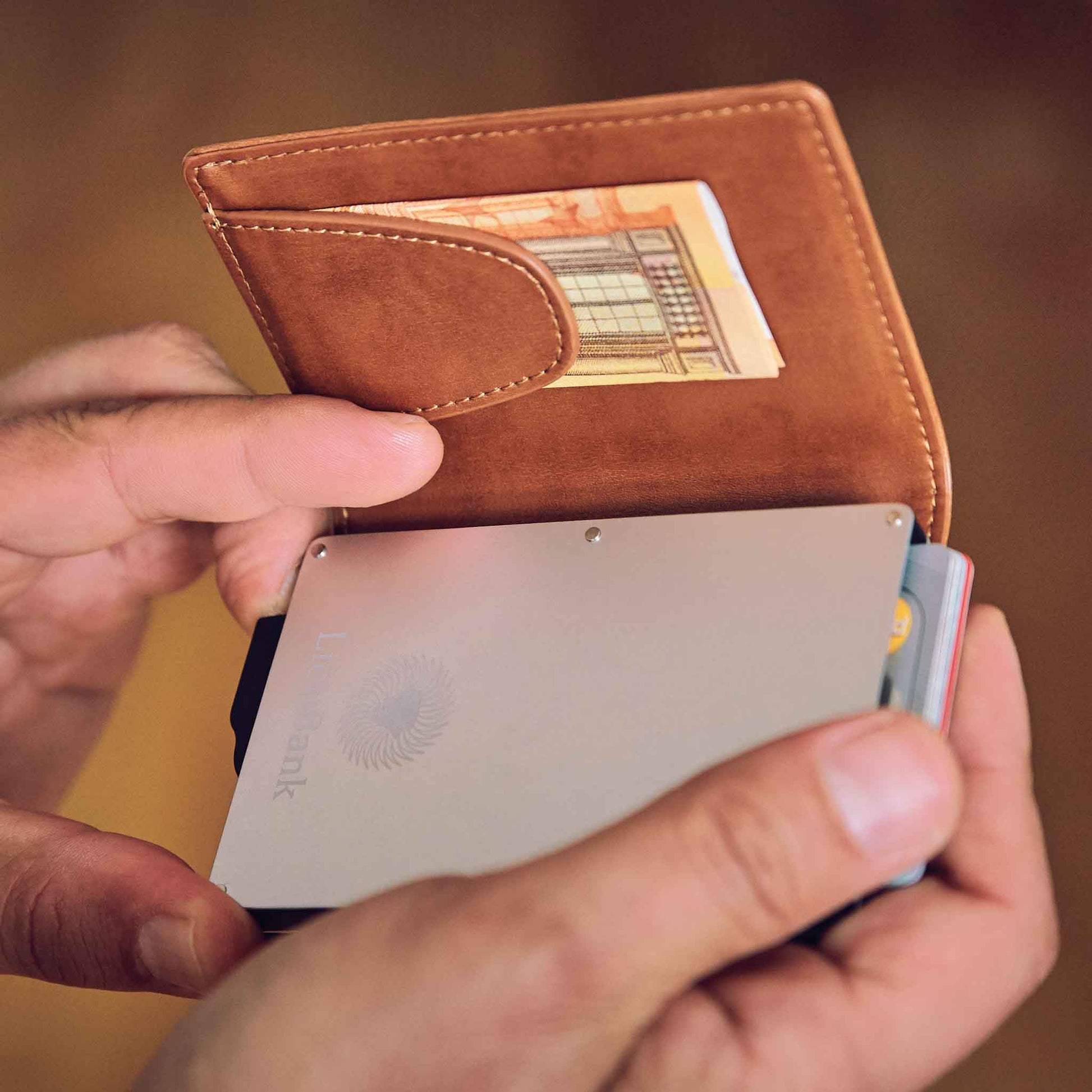 Kartenetui in einer Hand