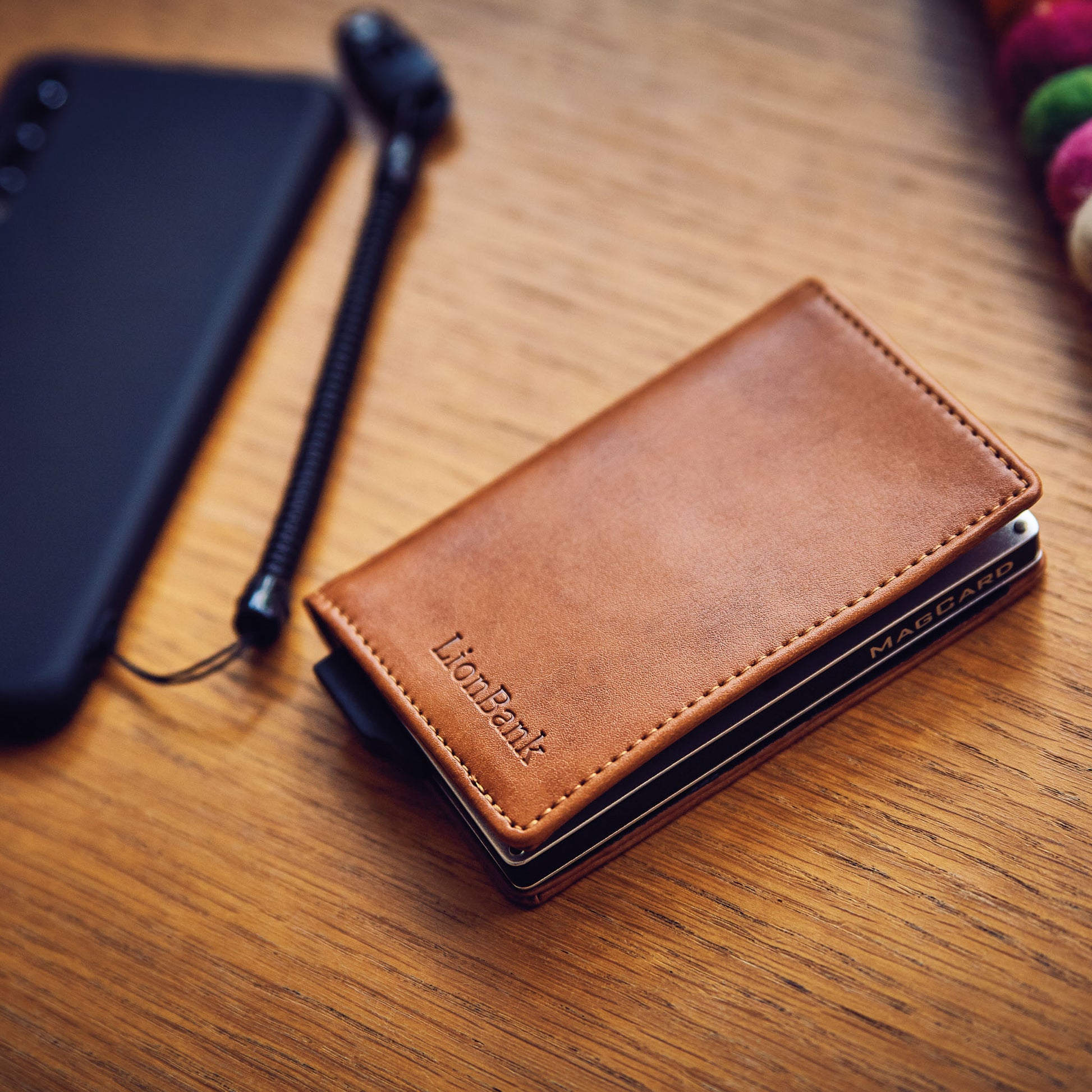 Kartenetui auf einem Tisch