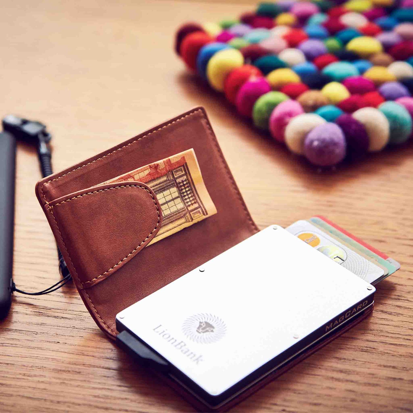 Kartenetui auf einem Tisch geöffnet