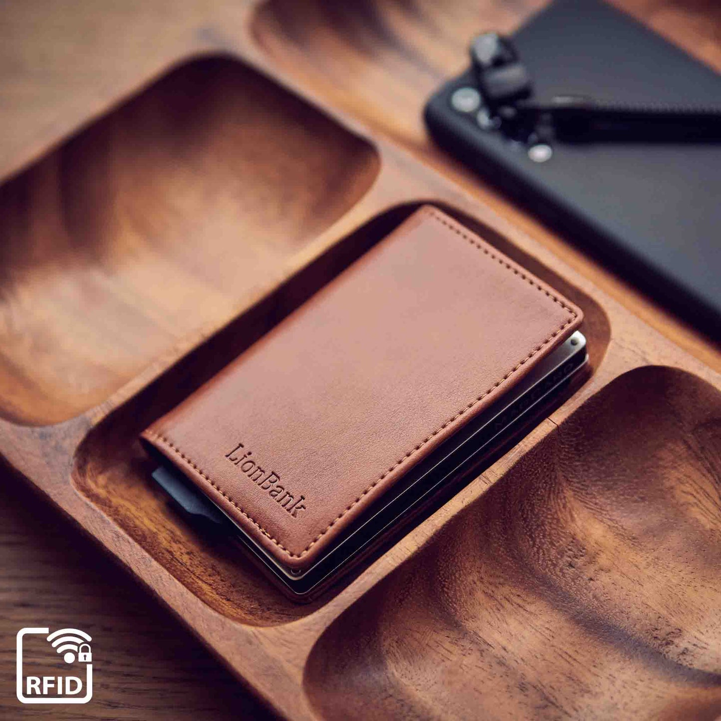 Kartenetui in einer Schale