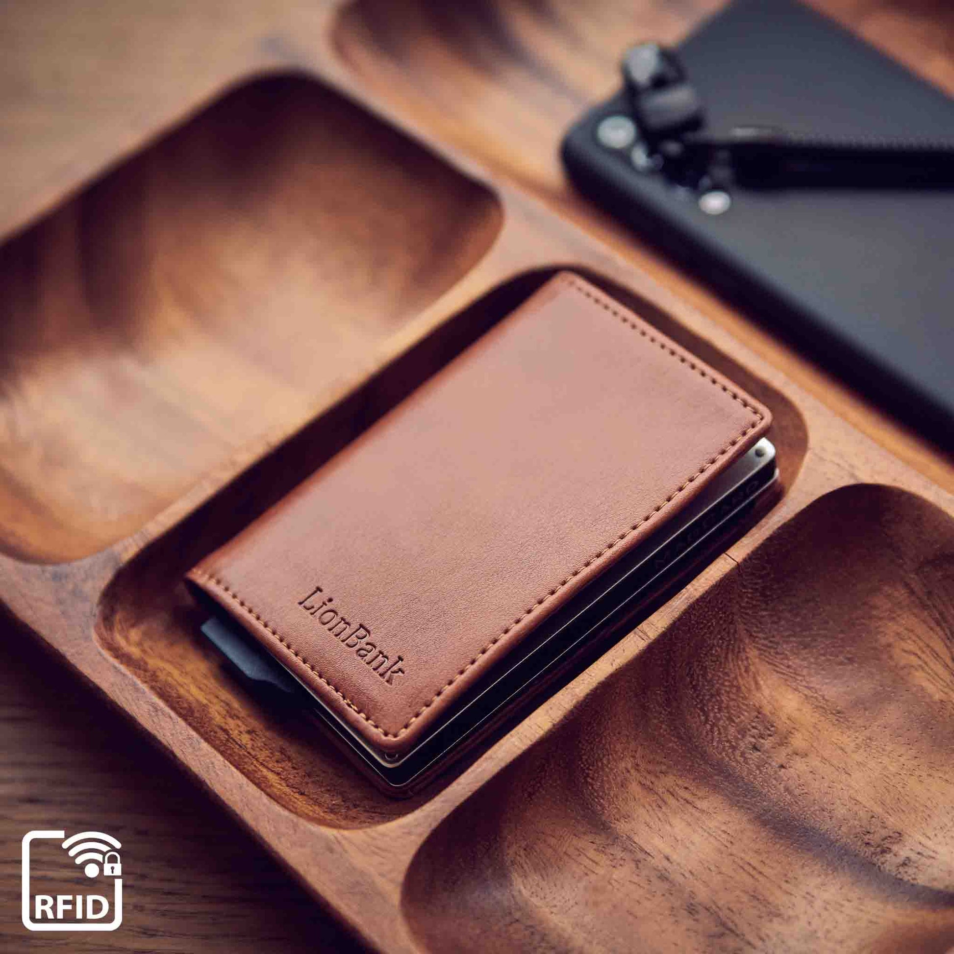 Kartenetui in einer Schale