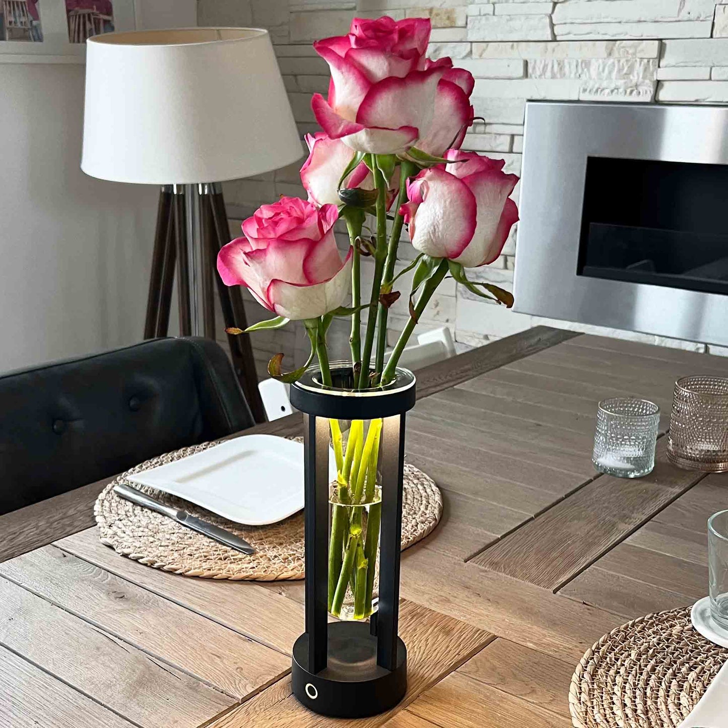 Schwarze Vase auf dem Tisch