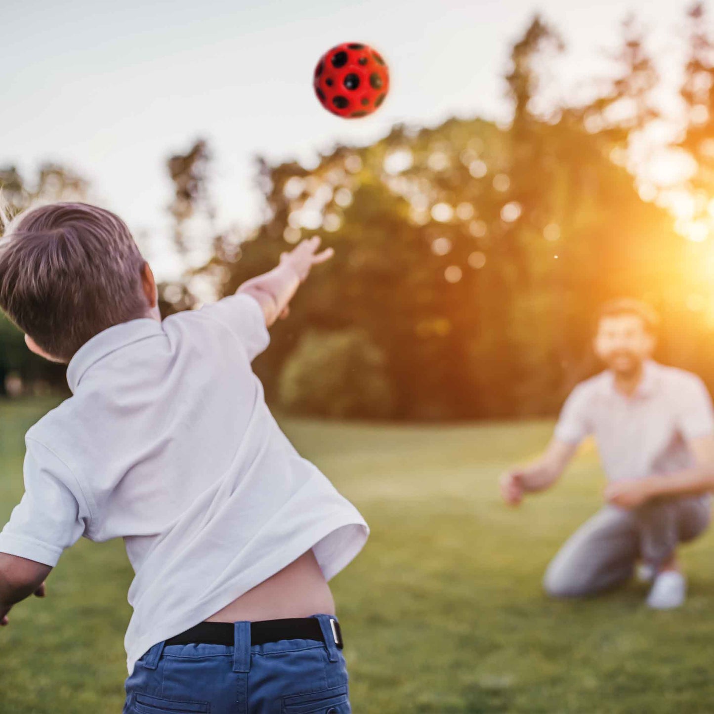 Junge und Mann spielen mit dem Ball